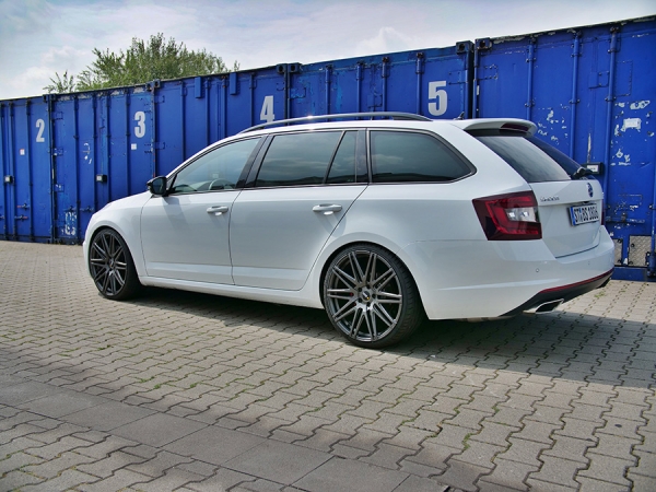 Skoda Octavia 5E mit Eibach Sportline Gewindefedern und 20 Zoll Twin-Monotube-Projekt Felgen